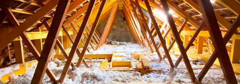 Charpente en bois avant l’aménagement des combles, montrant la structure renforcée avant l’isolation et la pose du plancher.