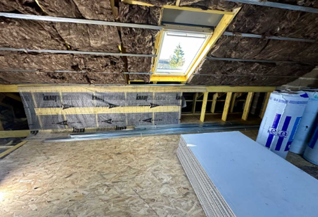 Mise en place d’une isolation thermique sous toiture avec un Velux pour maximiser la lumière naturelle