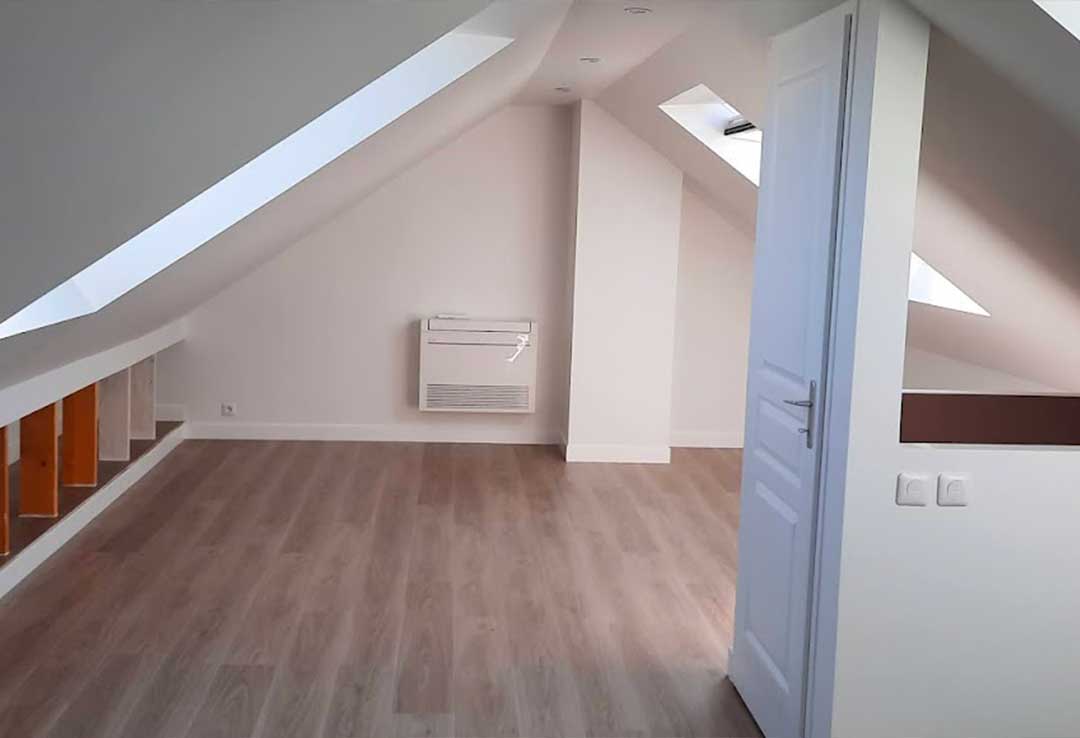 Aménagement des combles avec pose de trois fenêtres de toit Velux