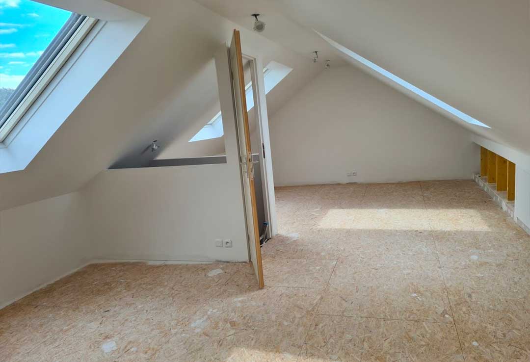 Isolation thermique et acoustique des combles avec soufflage de laine Thermoloft et installation d’un plancher OSB 3 pour une base solide et durable.