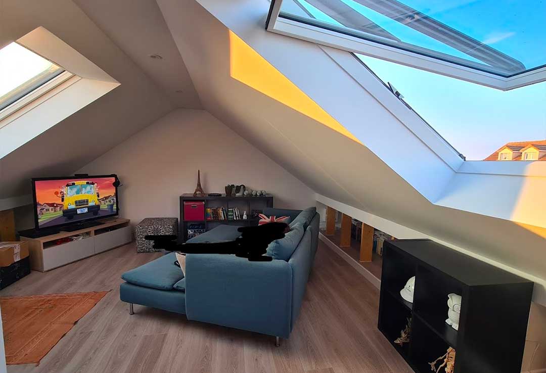 Espace aménagé avec un habillage en placo lisse et la pose d’un parquet