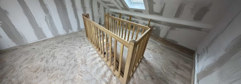 Installation d’un escalier en bois massif dans le grenier