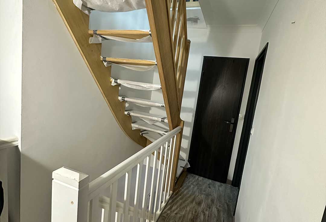 Escalier ¼ tournant en bois massif vu depuis le rez-de-chaussée