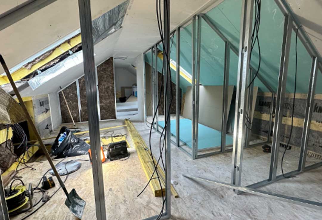 Installation de cloisons métalliques pour la création de nouvelles pièces sous combles, avec isolation en cours
