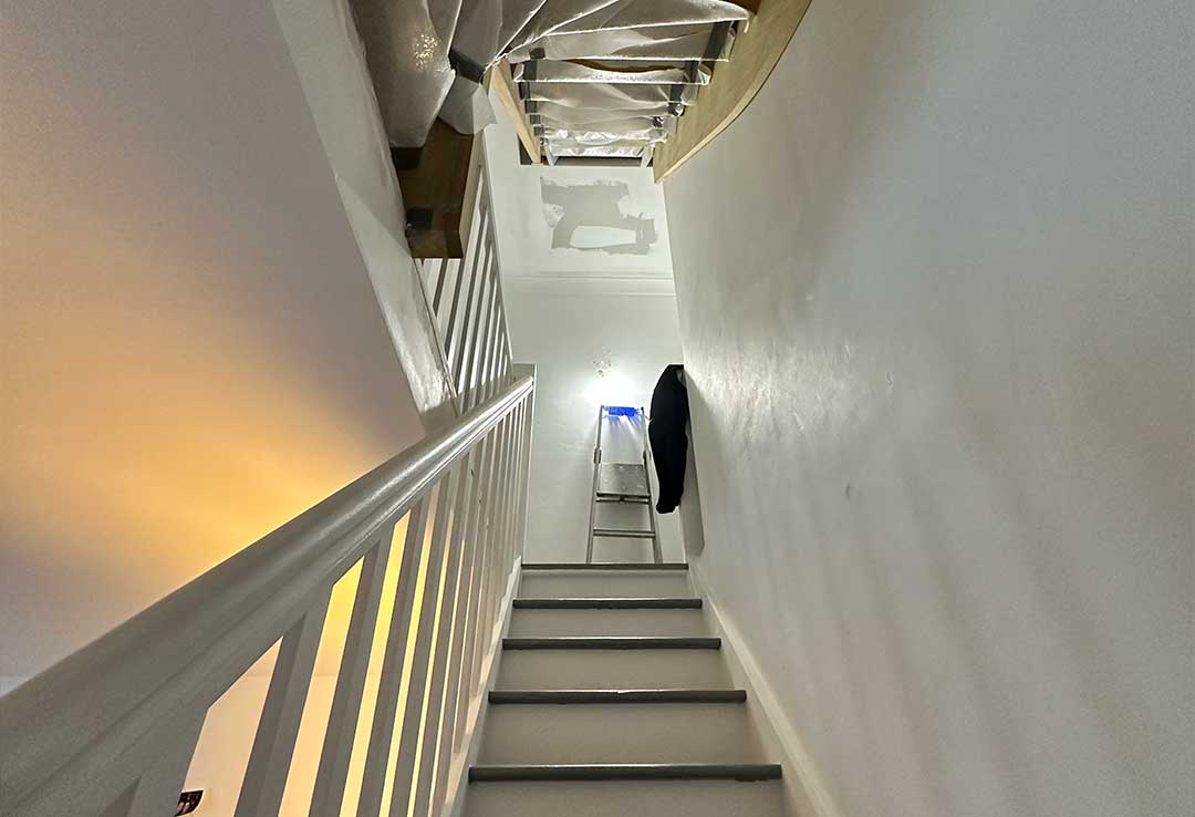 Vue du palier et de l’éclairage naturel dans la montée d’escalier