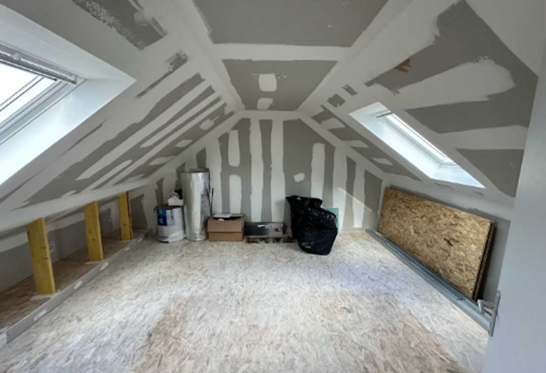 Application de plaques de plâtre pour finaliser l’aménagement des combles et préparer l’espace à la peinture