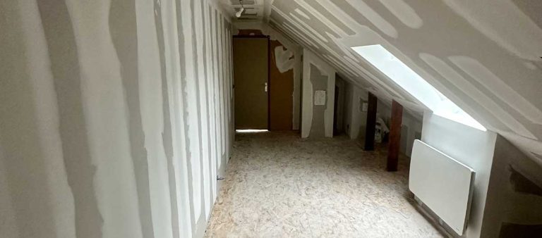 Couloir desservant plusieurs chambres sous les toits